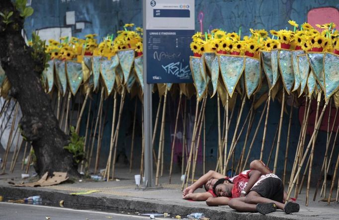 Revellers sleep next to props outside the Sambadrome ahead of the first night of the annual Carnival parade in Rio de Janeiro, February 10, 2013. REUTERS/Sergio Moraes (BRAZIL - Tags: SOCIETY) Published: Úno. 10, 2013, 10:27 odp.