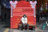 Rouška, kterou se lidé chrání proti koronaviru, se stala symbolem začátku roku 2020.  Tento snímek je z čínského města Kanton. Právě z Číny se koronavirus začal šířit do světa (Anadolu Agency / ČTK, autor neuveden).