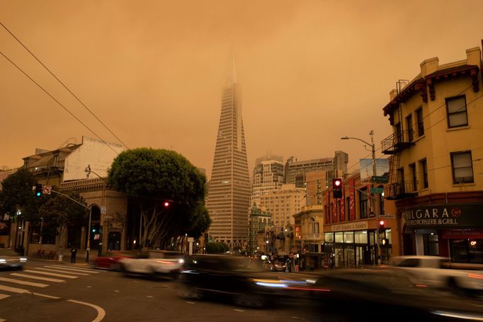 Požáry v Kalifornii zahalily San Francisco do rudé tmy.