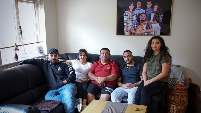 Rodina Štefana Ponga (uprostřed) se odstěhovala kvůli diskriminaci do Velké Británie. Všechny děti dnes mají vysokou školu.