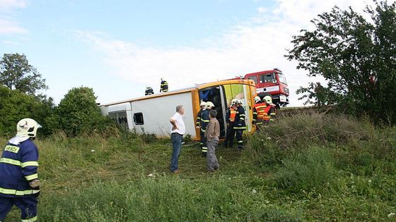 Autobus skončil na Lounsku převrácený mimo silnici