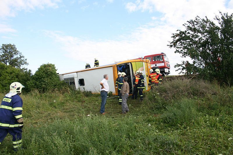 Převrácený autobus Student Agency u Lubence na Lounsku