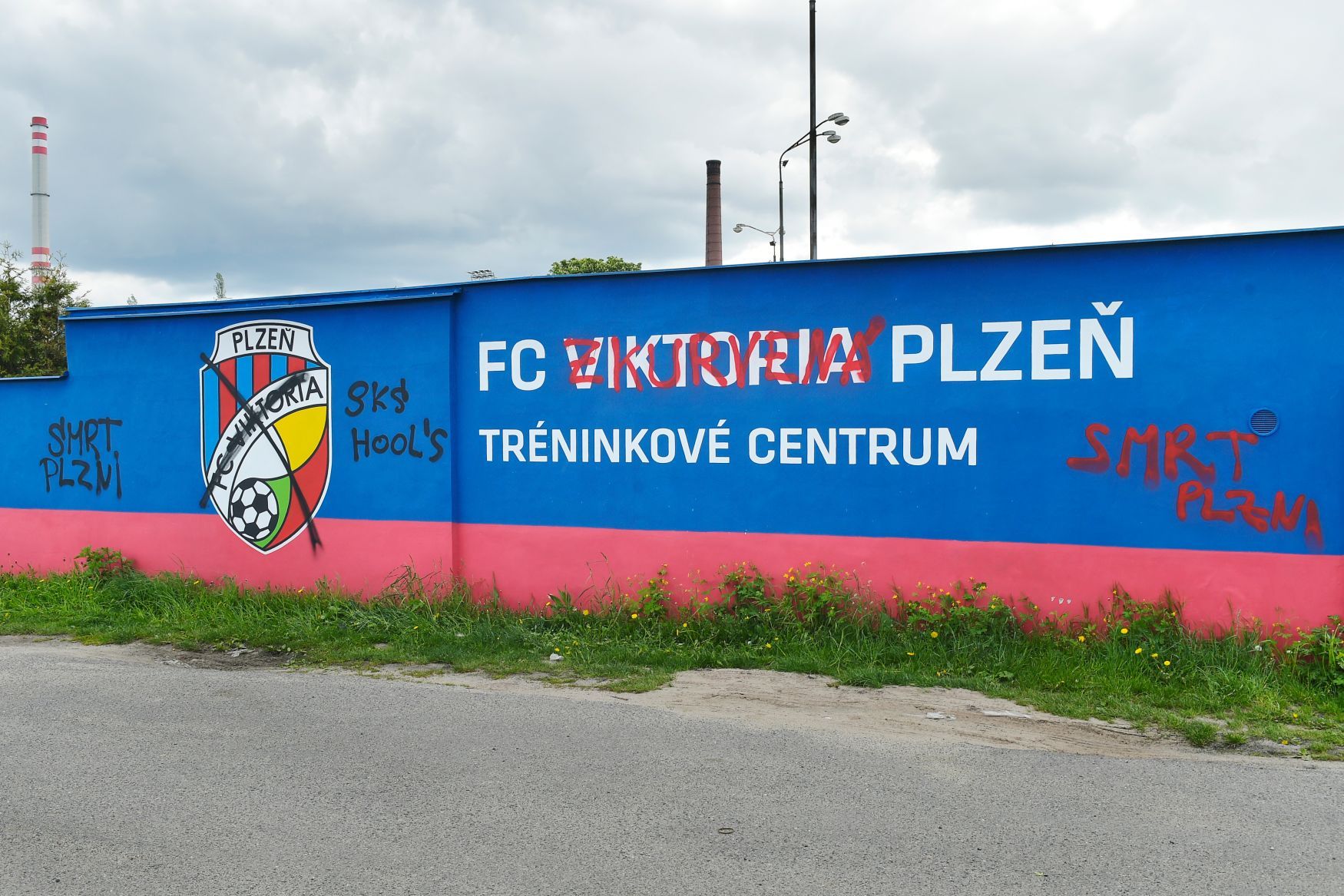 Fanoušci Slavie poničili areál Viktorie Plzeň v Luční