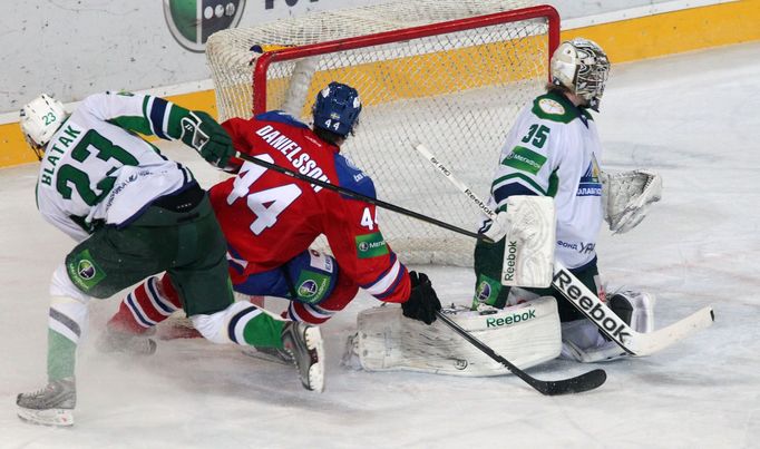 Znovu úřaduje Nicklas Danielsson (vpravo), na kterého se pověsil Miroslav Blaťák. Brankář Ufy Iiro Tarkki vůbec netuší, kde je puk.