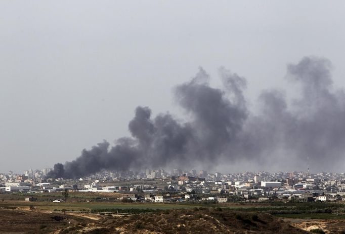 Smoke rises following an Israeli strike in the northern Gaza Strip November 16, 2012. A ceasefire that Israel declared for a visit by Egypt's prime minister to the Gaza Strip on Friday collapsed after Palestinians continued cross-border rocket attacks and Israel launched air strikes in the enclave. REUTERS/Ronen Zvulun (ISRAEL - Tags: POLITICS CIVIL UNREST MILITARY) Published: Lis. 16, 2012, 8:51 dop.