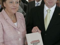Merkelová a Köhler se závěrečnou zprávou fondu. Osudy nadace jsou ale napjaté.