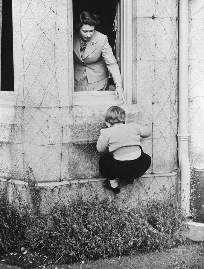 Instrukce pro malého Charlese, na zámku Balmoral v roce 1952.