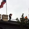 Greenpeace vzali vládu útokem, vlajku nahradil ČEZ