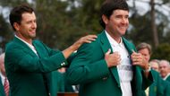 Dokonalá oplátka. Loni takhle v duchu tradice turnaje Masters pomáhal do zeleného saka pro vítěze Bubba Watson Adamu Scottovi. Nyní si role obrátili.