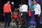 Noah Lyles po závodě v péči lékařů