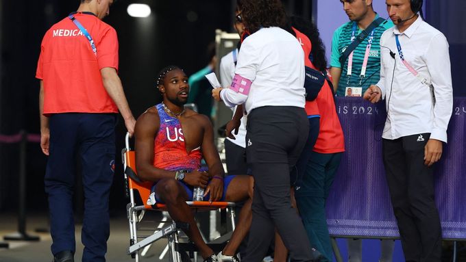 Noah Lyles po závodě v péči lékařů