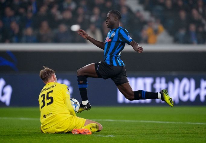 Brankář Slavie Jakub Markovič likviduje v utkání Ligy mistrů šanci Kamaldeena Sulemana z Atalanty Bergamo