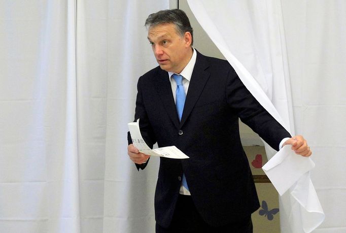 Premiér Viktor Orbán ve volební místnosti.