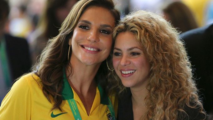 Známá milovnice fotbalu, kolumbijská zpěvačka Shakira (vpravo), jistě fandila ve finále Španělům. Podívejte se, jak Brazilci oslavili triumf.