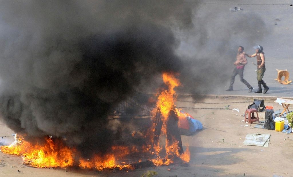 V ulicích Káhiry opět hoří. Nepokoje si vyžádaly už devět mrtvých
