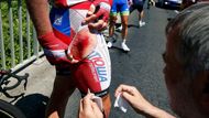 Kdo se bojí bolesti, nesmí na kolo. O tom se na na letošní Tour de France přesvědčila už řada cyklistů včetně Lotyše Gatise Smukulise.