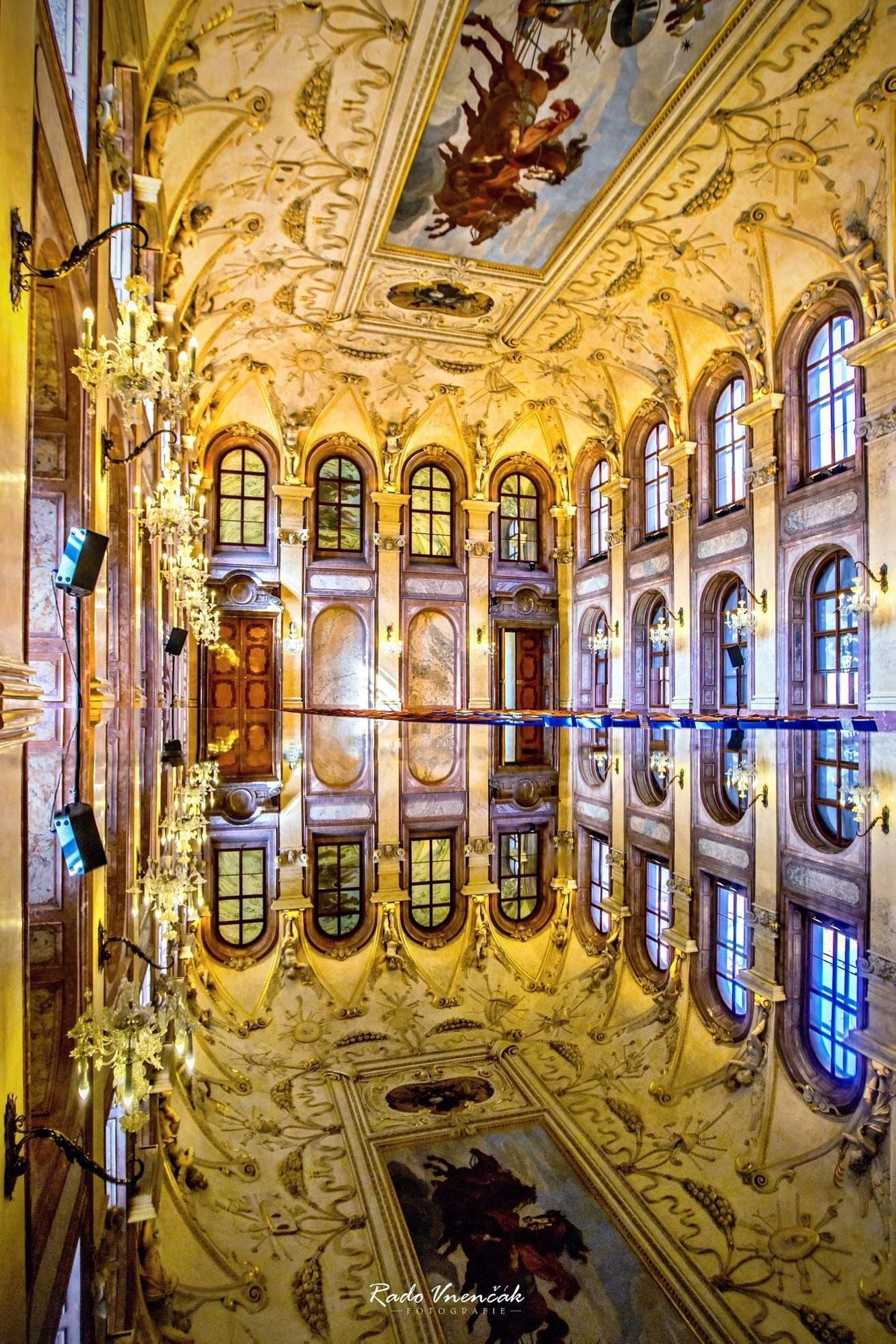 Radoslav Vnenčák: Praha v zrcadle