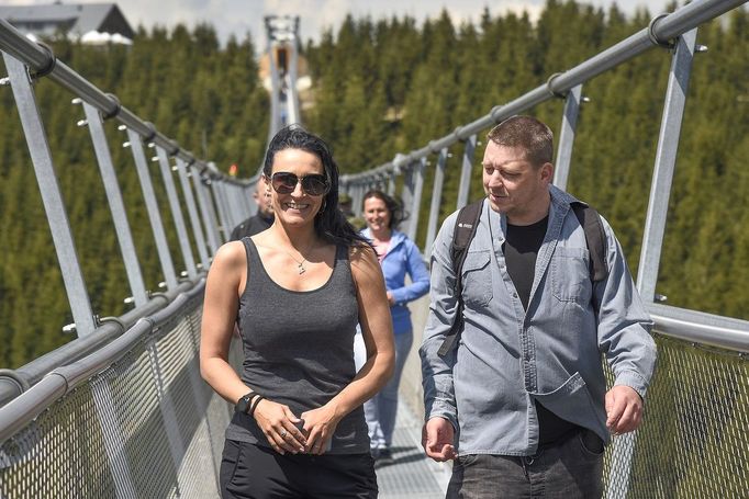 Turisté na visutém mostě Sky Bridge 721 v Dolní Moravě. 13. 5. 2022