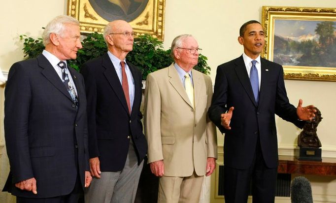 Setkání posádky Apolla 11 s prezidentem Barackem Obamou v Oválné pracovně Bílého domu. Zcela vlevo stojí Buzz Aldrin, vedle něj Michael Collins, nejblíže Obamovi Neil Armstrong.