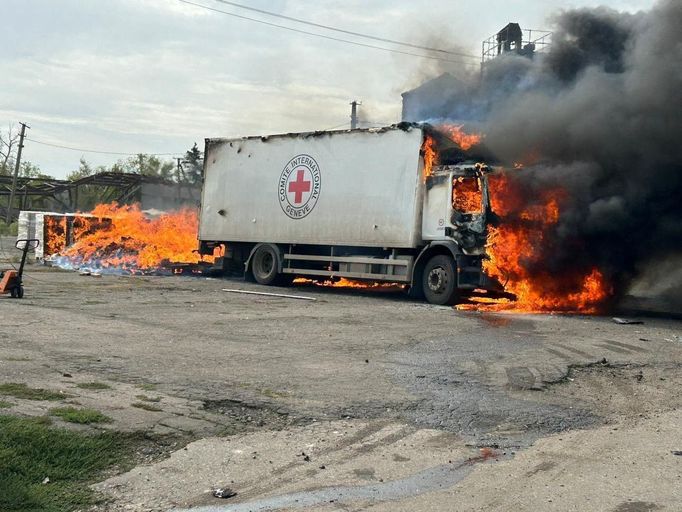 Ruský útok na nákladní auto Červeného kříže.