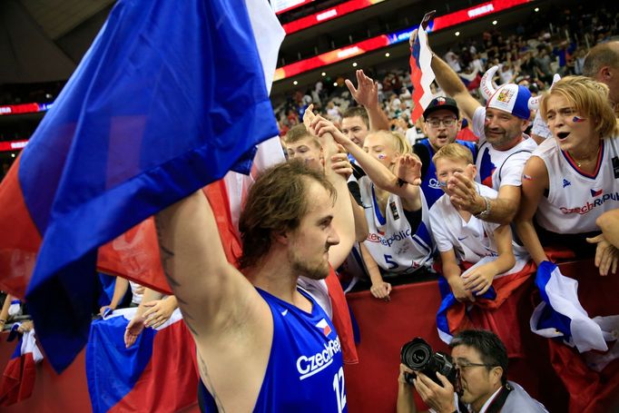 basketbal, MS 2019, Česko - Turecko, Ondřej Balvín slaví s fanoušky vítězství a postup