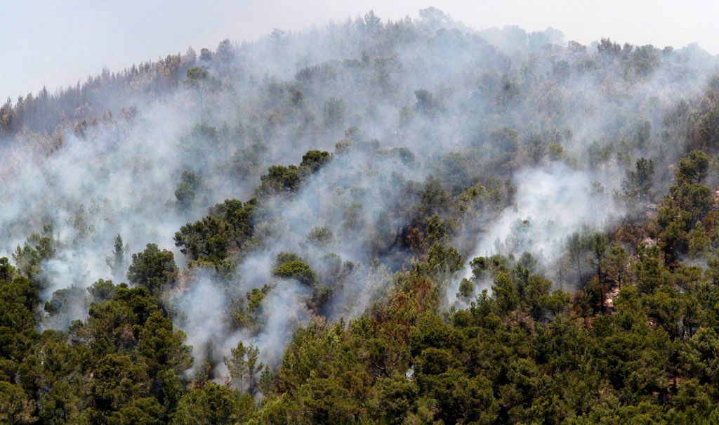 Na Ibize zuří obří lesní požár
