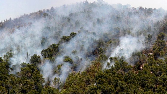 Na Ibize zuří obří lesní požár, podívejte se