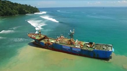 Indonésané najeli s pytláckou lodí na mělčinu a vyhodili ji do povětří