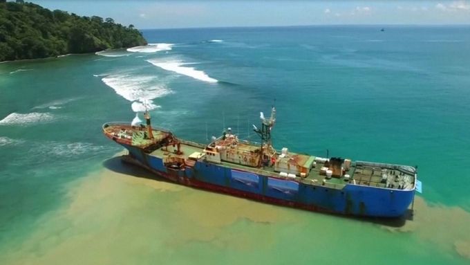 Indonésie nechala u provincie Západní Jáva zlikvidovat poslední z řady pytláckých lodí známých jako Šest banditů.