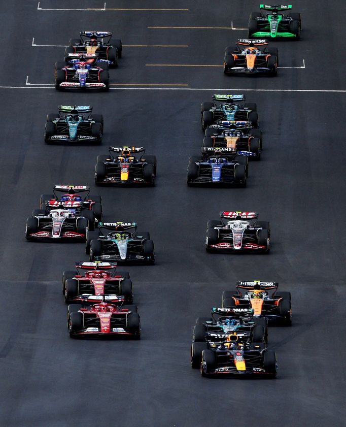 Formula One F1 - United States Grand Prix - Circuit of the Americas, Austin, Texas, United States - October 19, 2024 Red Bull's Max Verstappen leads the field ahead of Fe