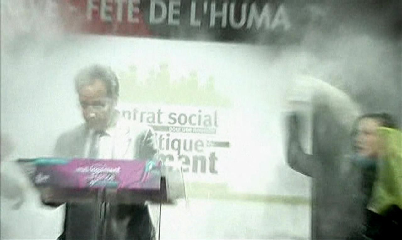 Francouzského prezidentského kandidáta Hollande zasypala mouka