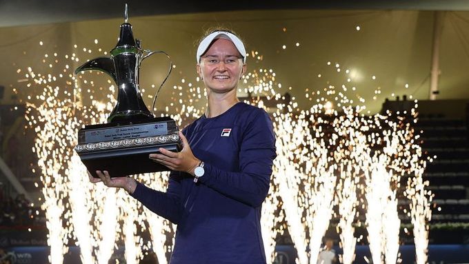 Barbora Krejčíková pózuje s trofejí pro vítězku turnaje v Dubaji