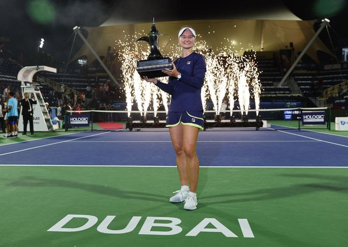 Barbora Krejčíková pózuje s trofejí pro vítězku turnaje v Dubaji