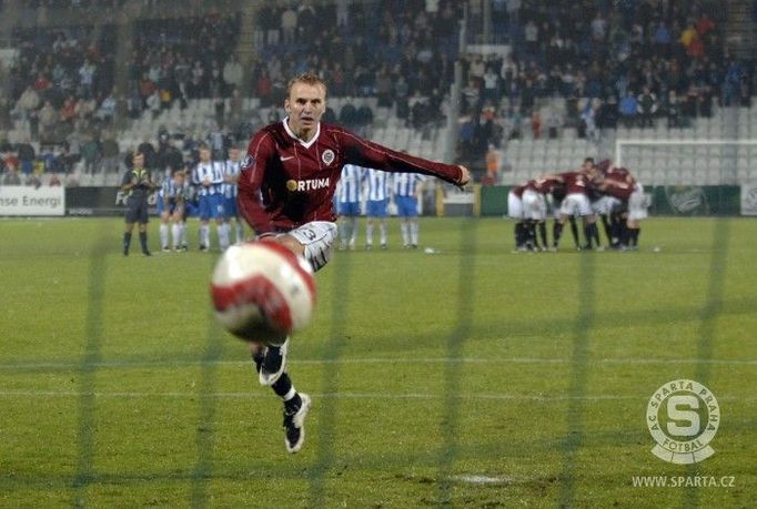 Sparťan Michal Kadlec proměňuje rozhodující pokutový kop v odvetě prvního kola Poháru UEFA proti dánskému Odense.