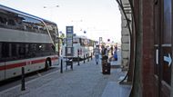 Se zastávkou autobusu Drop In před Fantovou kavárnou nesouhlasí vedení Českých drah. Vadí mu, že by pojízdné metadonové centrum mělo působit v místech, kam denně přichází desítky turistů směřující na letiště.