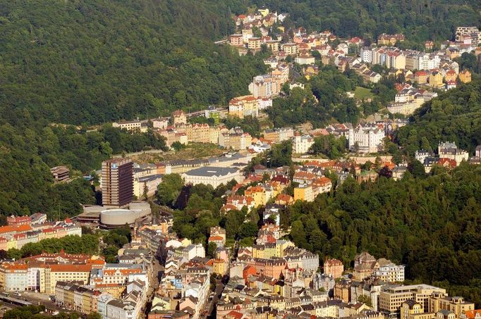 Karlovy Vary na leteckém snímku z roku 2015