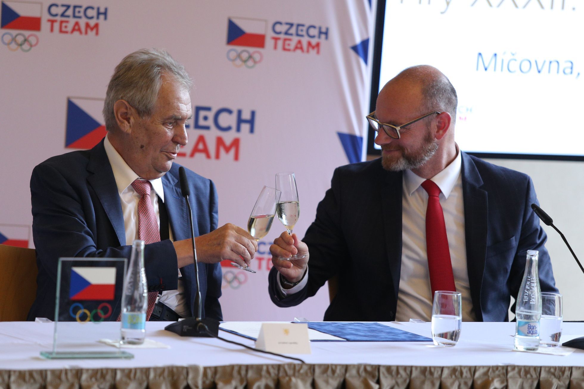 Miloš Zeman při podpisu průvodního dopisu pro prezidenta MOV, vpravo ministr školství Robert Plaga