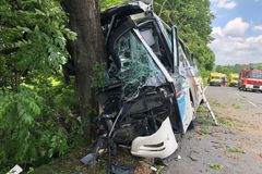 Autobus na Kroměřížsku narazil do stromu. Devět lidí se zranilo, dva z nich vážně