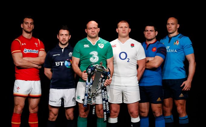 Kapitáni zúčastněných týmů s trofejí pro vítěze turnaje Six Nations.