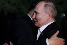 "Nemůžete mít všechno." Pozorovatele zaskočilo gesto mezi Putinem a Si Ťin-pchingem