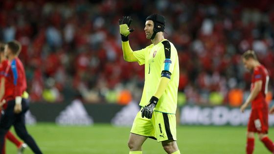 Petr Čech se loučí s českými fanoušky v Lens a symbolicky i s celým Eurem. Porážka 0:2 s turky poslal české hráče definitivně domů.