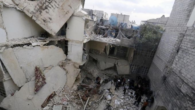 Zničené domy v Aleppu po bombardování syrským letectvem.