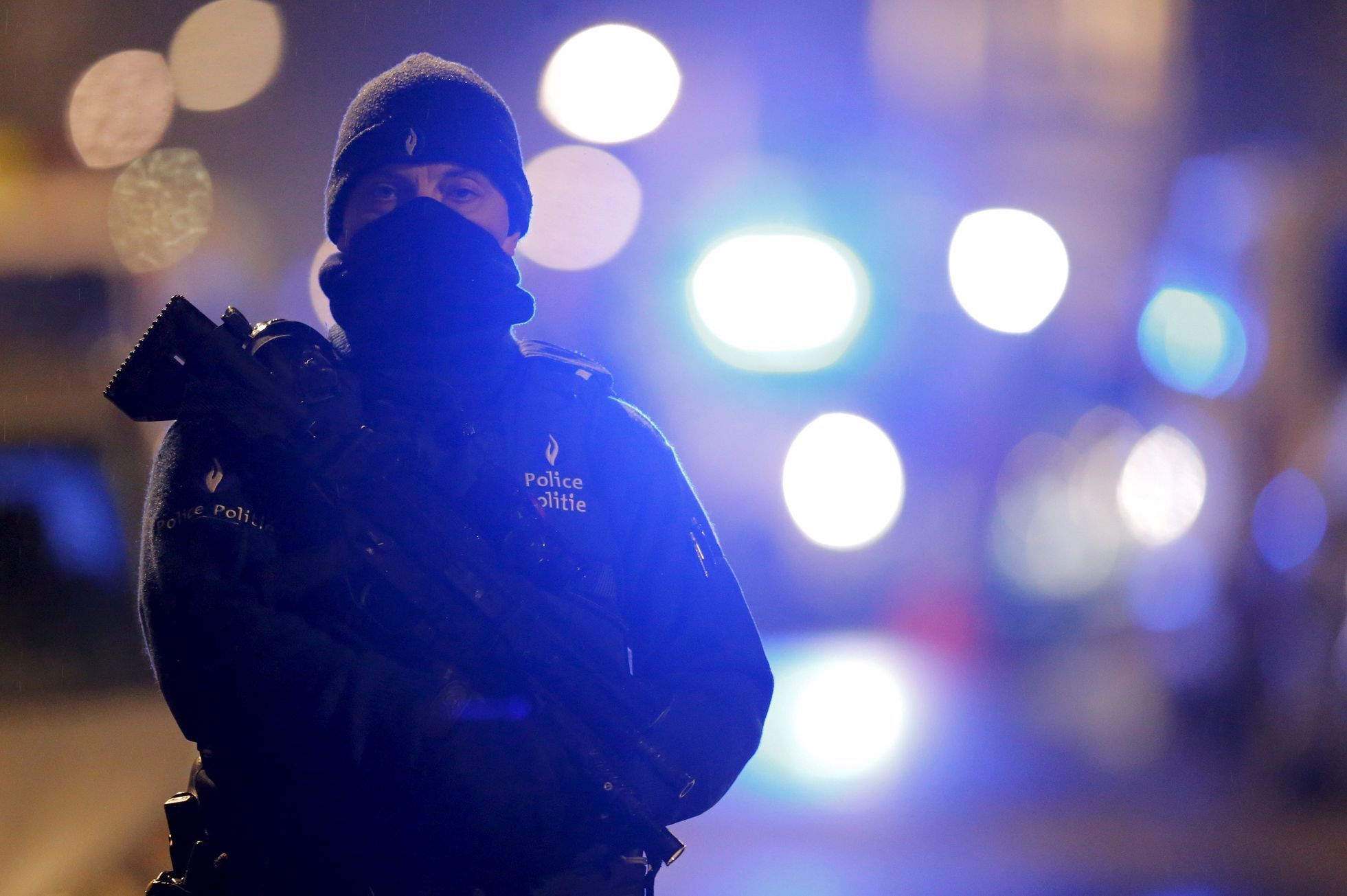 Maskovaný belgický policista při razii v Schaerbeeku