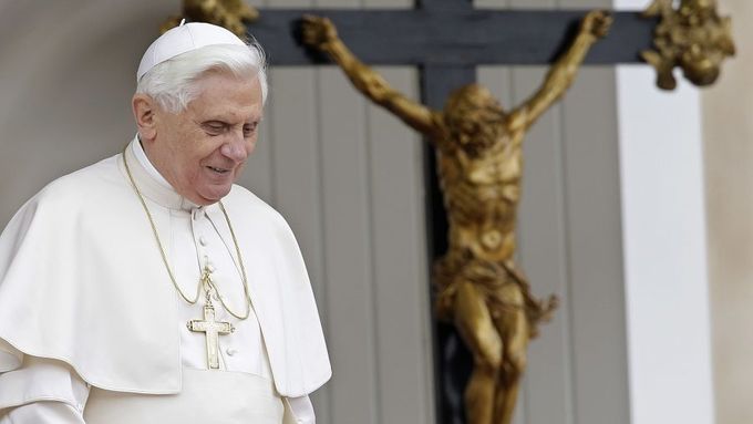 Benedikt XVI. (vlevo) a Ježíš Kristus
