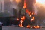 Hořící automobil v Hamá.