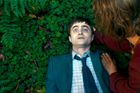 Recenze: Mrtvý Harry Potter zachraňuje trosečníka v letním bizáru, kterému chybí srdce