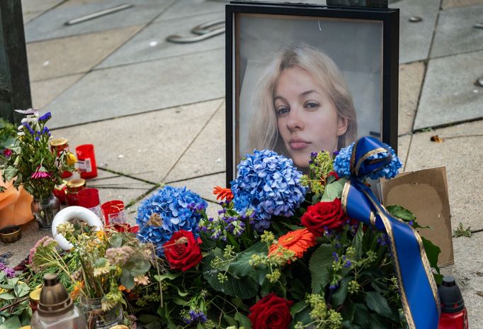 Na pražské Václavském náměstí vzniklo pietní místo pro zavražděnou Ukrajinku Irynu Zarutskou i republikánského influencera Charlieho Kirka. Jeho portrét ale zmizel.