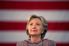 Clintonová má šanci vyhrát ještě před otevřením volebních místností