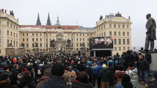 Pohřeb Karla Schwarzenberga se státními poctami v katedrále svatého Víta. Lidé sledují rozloučení na obrazovce.