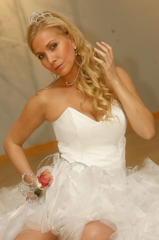 Míša Ochotská - zkouška šatů